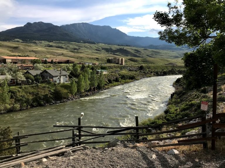 visit gardiner montana